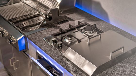 Gardenkitchen mit Edelstahlschubladen und Kochfeld