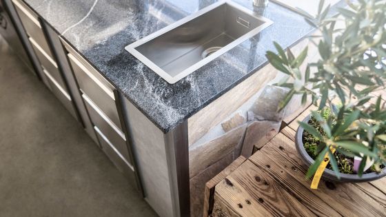 Gardenkitchen mit Edelstahlspüle und Schubladen